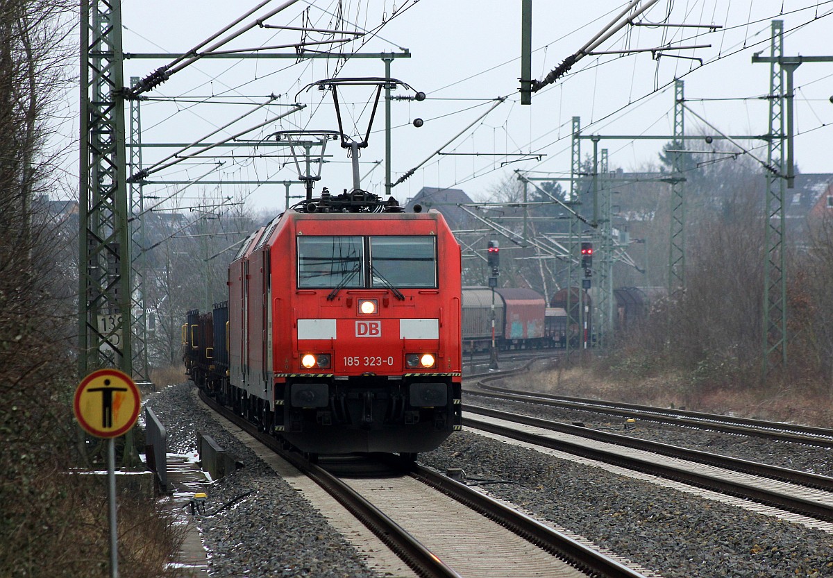 Nachdem aus DB Schenker nun wieder DB Cargo wurde heißt die Partnerschaft in Dänemark nun DB Cargo Danmark Services. Hier kommen die RSC 0185 323 und 324 mit einem EZ-Z aus Hamburg-Maschen durch Schleswig gefahren. Ihr Ziel ist die Stadt Fredericia in Dänemark. 09.02.2017