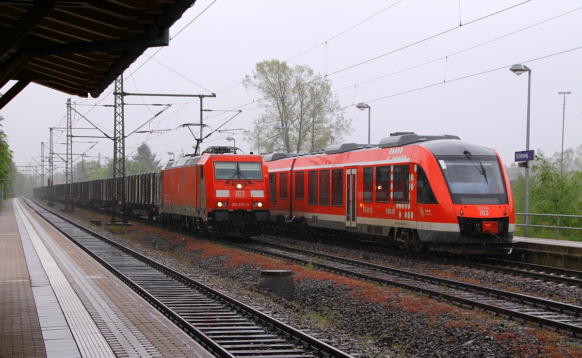 Nachdem beim Halt in Schleswig die Motoren ausgingen dauerte es gut 10 min bevor es für den DB Regio Lint 0648 454/954 nach Kiel weiter ging...0185 333-9 musste immernoch auf die Weiterfahrt warten. Schleswig 11.05.2014