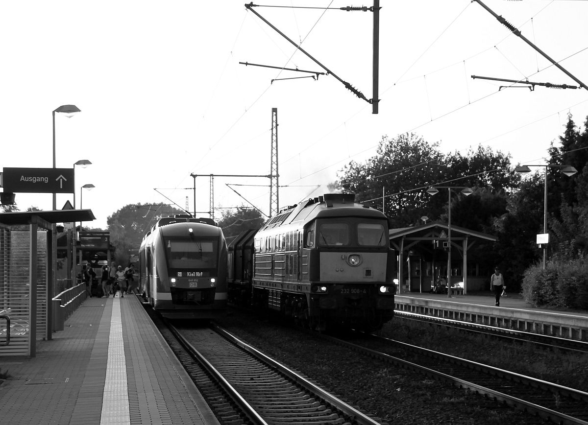 Nachdem die DB Regio ihren Lint 0648 352/852 auf Gleis 3 in Schleswig geparkt hat(Zug endet hier und fährt zurück nach Kiel)kommt die 232 908-4(2.Besetzung) durch Schleswig gedieselt. 23.07.14