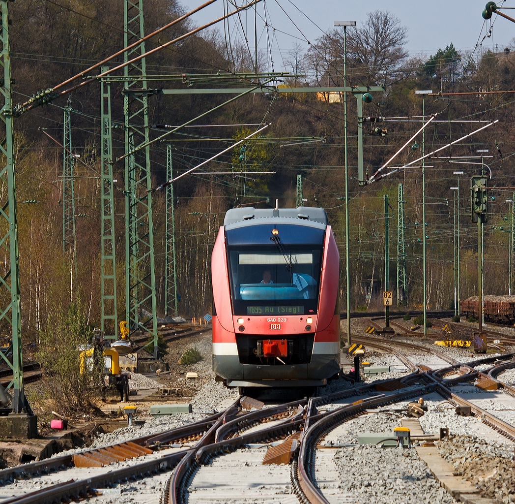 
Nachdem die Doppelkreuzweichen (im Vordergrund Nr. 83) in Betzdorf erneuert wurden, fahren die Züge wieder und der SEV ist vorbei.  

Hier ist der Dieseltriebwagen 640 028 ein Alstom Coradia LINT 27 der DreiLänderBahn als RB 95  Sieg-Dill-Bahn  Au/Sieg - Siegen  -Dillenburg (Umlauf RB 29629), am 30.03.2014 kurz vor der Einfahrt in den Bahnhof Betzdorf/Sieg. 

Nochmals einen freundlichen Gruß an den freundlichen Tf retour.