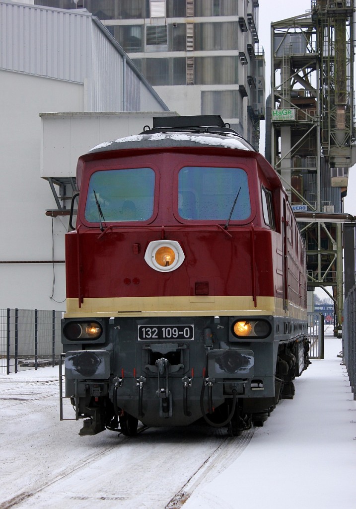 Nachdem ein Kreuzberger Hubwagen umgeparkt wurde konnte die LEG 132 109-0 vom Voith-Gelände an der Ölmühle vorbei gaaaanz langsam an zahlreichen Fotografen vorbei zum Startpunkt dieseln. Kiel Wik 20.01.2016