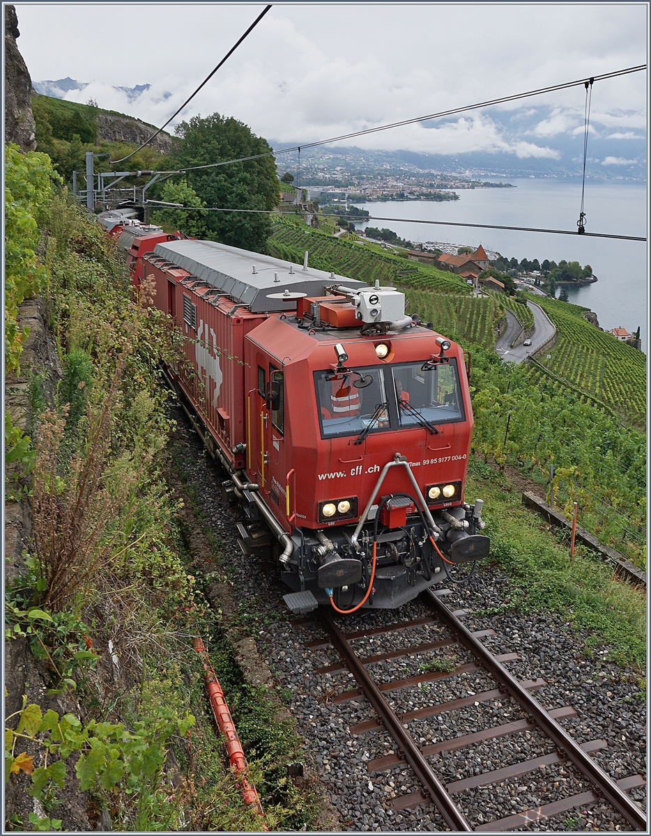 Nachdem ein Umleitungszug bei feuchtem Wetter infolge Sandmangel stecken geblieben war, musst der Hilfszug ausrücken: Der SBB XTmas 99 85 9174 004-3 bzw. 177 004-0 auf der  Train des Vignes  Strecke oberhalb von St-Saphorin. 

29. Aug. 2020