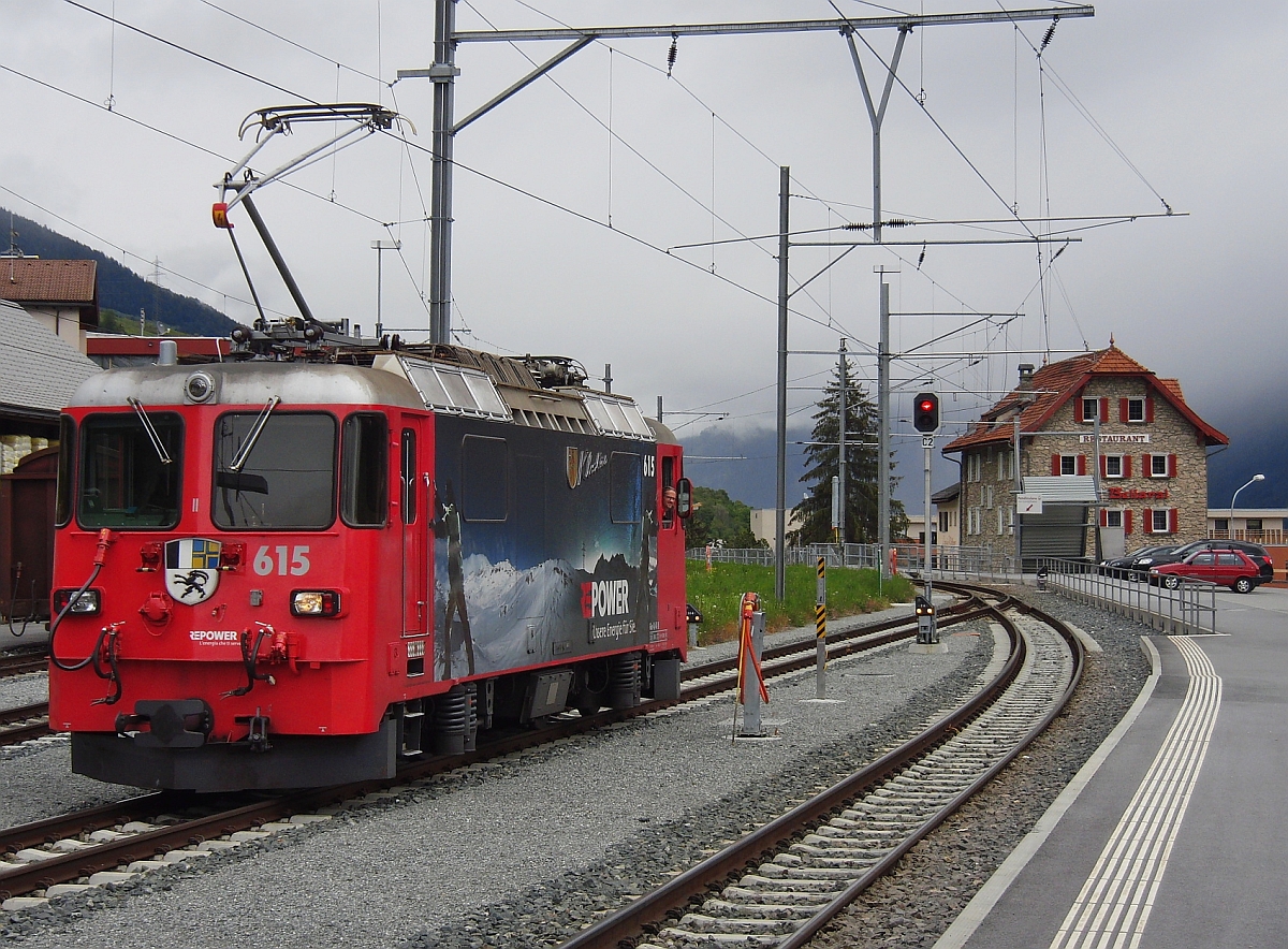 Nachdem Ge 4/4 II 615 'Klosters' die Wagen des RegioExpress in den Ziel- und zugleich Endbahnhof Scuol-Tarasp gezogen hatte, wurde die Lok abgekuppelt, um die auf dem zweiten Gleis bereitgestellten Güterwagen zu holen und an die Wagen des RegioExpress zu schieben (30.05.2013).