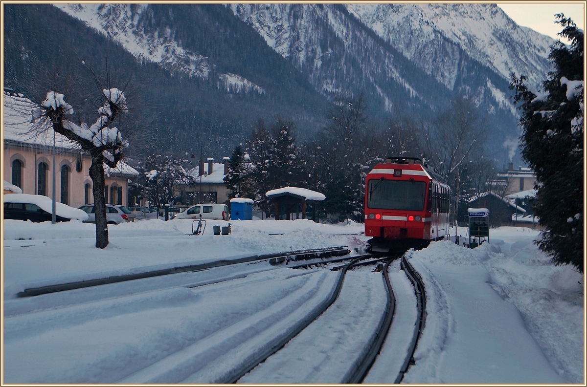 Nachdem Hans und Jeanny das Bild gekonnt nachbearbeitet habe, ist es gar nicht mehr so kalt und schattig im Tal, als der TER 18908 Chamonix Richtung St-Gervais-Le Fayet verlässt.
10. Feb. 2015