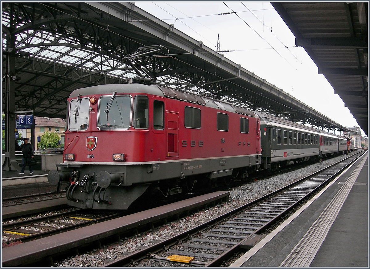 Nachdem ich in den letzten Tagen viele dampfende und zum Teil recht alte Lok zeigte, nun ein kurzes, modernes Intermezzo: Das Bild zeigt die fast fabrikneue SBB Re 4/4 11145 mit einem sonderbaren Zug in Lausanne, wobei das  Gefährt  an vierter Stelle mein Interesse weckte. Lausanne, den 16. Mai 2018