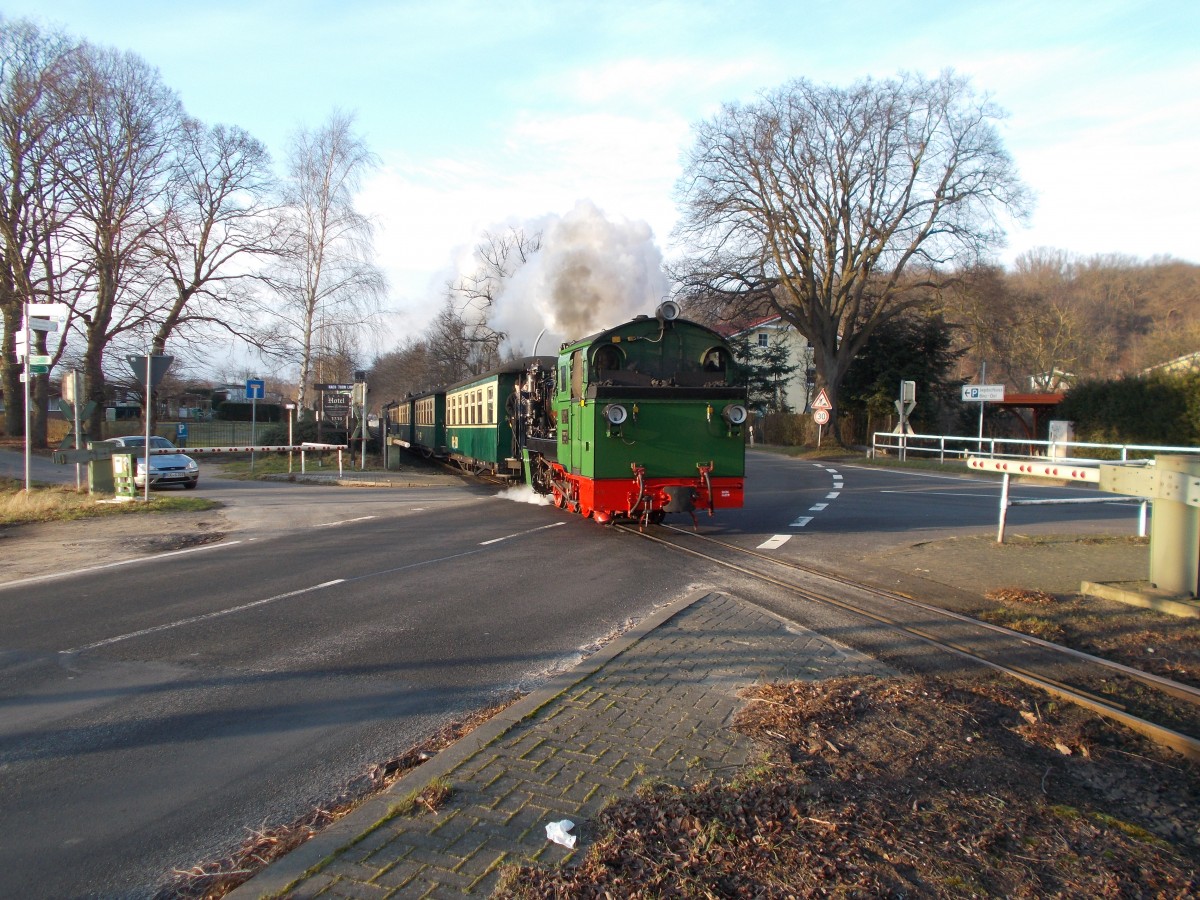 Nachdem ich mich,am 18.Januar 2015,eine halbe Stunde auf dem Putbuser Bahnhof aufgehalten hatte,schaffte ich es sogar noch am Bahn�bergang in Binz die Mh52 (99 4632) einzuholen und zu fotografieren.