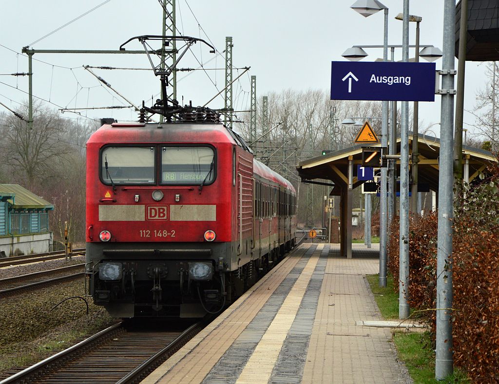 Nachdem Kiel nun vier 143er Richtung Verwerter geschickt hat müssen die 112er ran. Hier fährt die RBSH 112 148-2 mit der Regionalbahn nach Flensburg in Schleswig ab. 31.01.2013