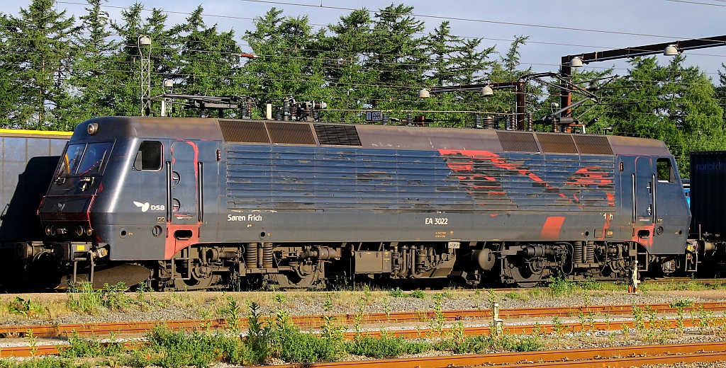 Nachdem die Köf mit der 120 dann weg waren kam wieder die DSB Litra EA 3022 angefahren und übernahm den CN 1272 nach Kopenhagen. 08.06.2013