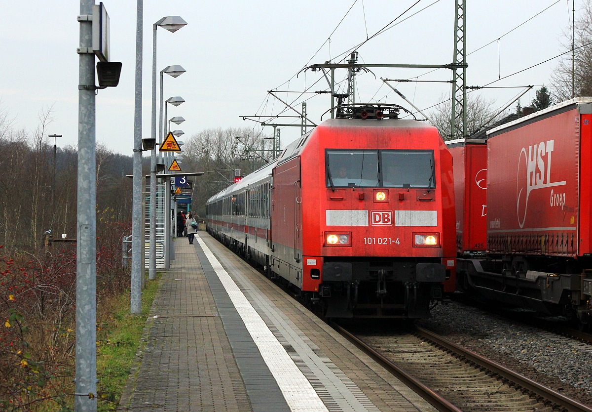 Nachdem man dem Norden nun endgltig seinen Kult IC(IC 79/2410/2417 Hanseat)genommen hat, kommt hier die neue Verbindung nach Kln in Schleswig an, DB 6101 021-4 mit dem IC 2197(Flensburg-Kln)kurz vor dem Halt in Schleswig. 20.12.2015 