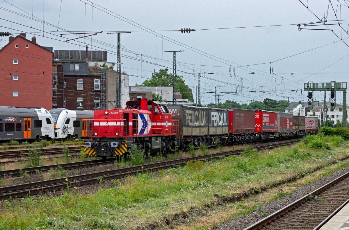 Nachdem mir die Lok im Laufe des Tages schon zweimal auf Leerfahrten begegnet ist, hatte DH715 (271 035) von RheinCargo am Nachmittag in K�ln-West dann einen Zug am Haken.