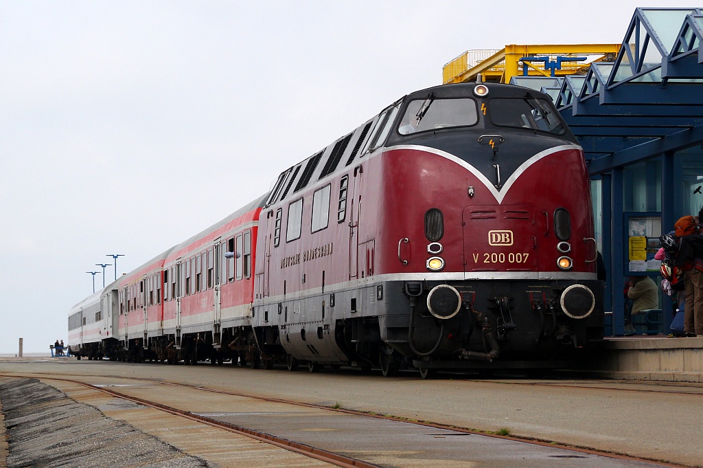 Nachdem nun auch die IC Kurs-Wagen angehängt wurden rollt die V 200 007 an den Bahnsteig Dagebüll-Mole um die restlichen Fahrgäste aufzunehmen. 04.08.12