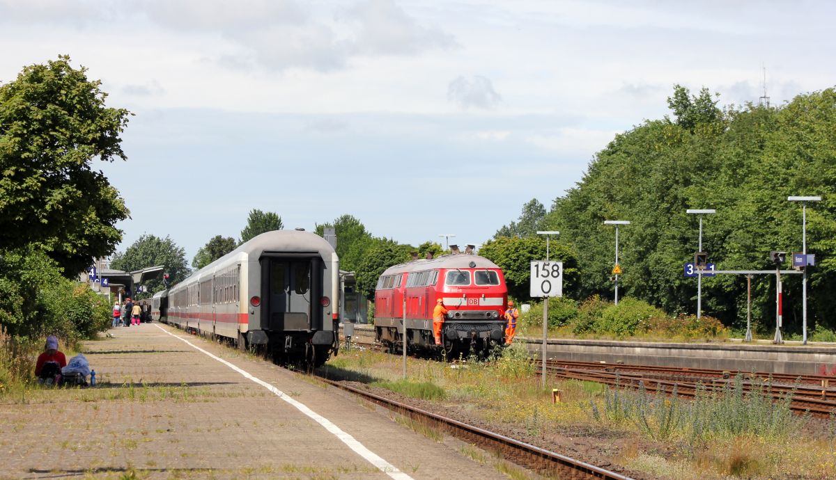 Nachdem der RE6 nach HH auf Gleis 5 einfahren war wurden die beiden 218 umrangiert...die Rangierer kamen kurz vorher mit dem IC 2311 von Niebll/Westerland nach Husum. 10.07.2019