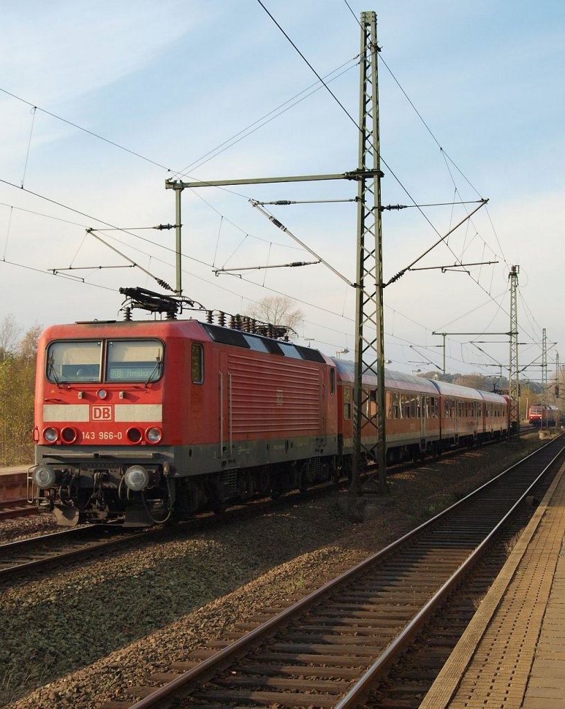 Nachdem der SH-Express von der extra aus Kiel geholten 112 171 abgeholt wurde setzte die 112 142 um da der Wagenpark für die RB nach Neumünster genutzt werden sollte und 143 966-0 die für alle Verspätungen verantwortlich war(ein Fahrmotor wurde durch einen Brand beschädigt)blieb anschliessend alleine in Schleswig stehen. 04.11.12