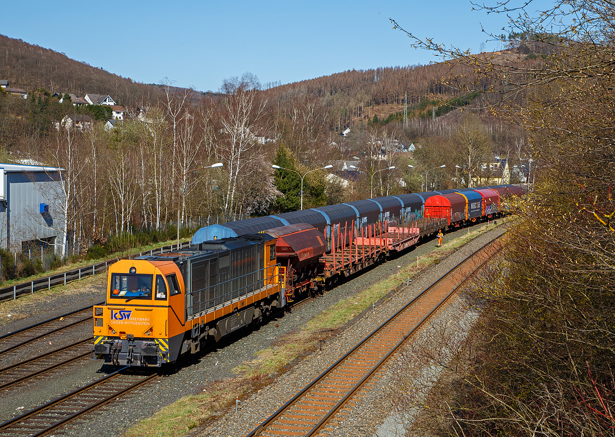 Nachdem sie einen Coilzug nach Herdorf gebracht hat, steht die KSW 43 (92 80 1273 018-2 D-KSW) der KSW (Kreisbahn Siegen-Wittgenstein), eine asymmetrische Vossloh MaK G 2000 BB, am 30.03.2021mit einem Übergabe-Güterzug auf dem KSW Rbf Herdorf (Betriebsstätte Freien Grunder Eisenbahn - NE 447) zur Abfahrt bereit. Die KSW fährt täglich diese Übergabe-Güterzüge von Herdorf via Betzdorf zum Rbf Kreuztal.