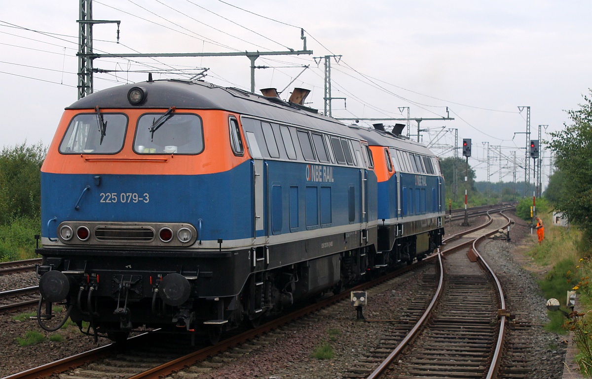 Nachdem sie ihren Düngerkalkzug abgestellt hatten wurden die NBE's 225 079 und 225 006 in ein weiteres Gütergleis rangiert um dort die bereits geleerten Waggons in Empfang zu nehmen. Jübek 30.08.2013