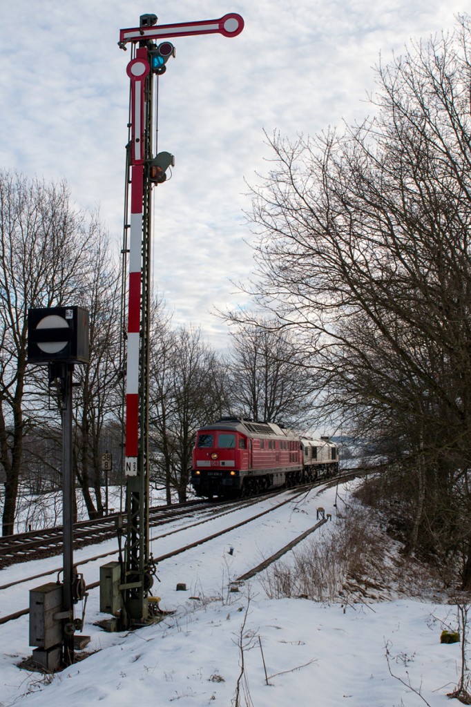 Nachdem sie längere Zeit von Rostock aus im Einsatz war, ist 233 636-0 nun im Süden Bayerns, speziel von Mühldorf aus, im Einsatz und fährt gerade als Lz mit einer 247 in Thann-Matzbach ein (06.01.15).