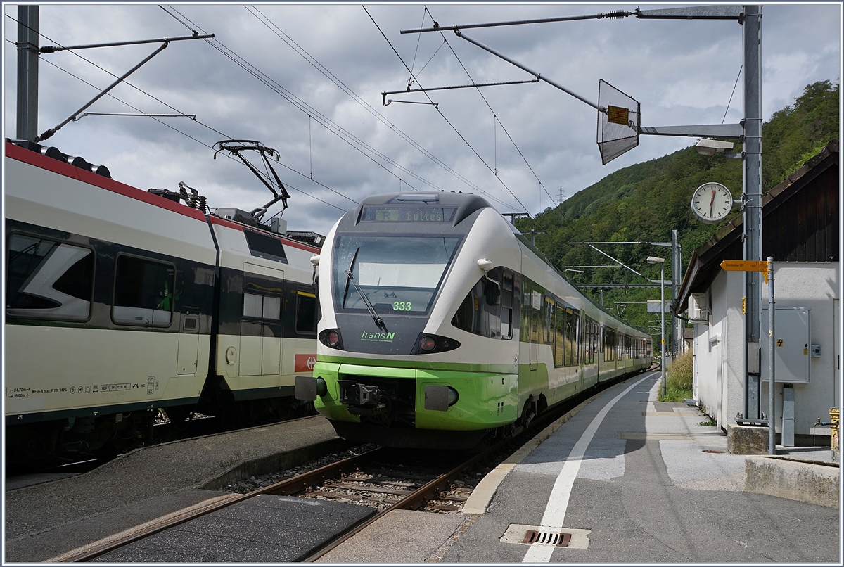 Nachdem der tranN RABE 527 333 Champ-du-Moulin in Richtung nach Buttes verlässt, ist der Weg zum Bahnsteig für den Zug der Gegenrichtung frei.

13. August 2019