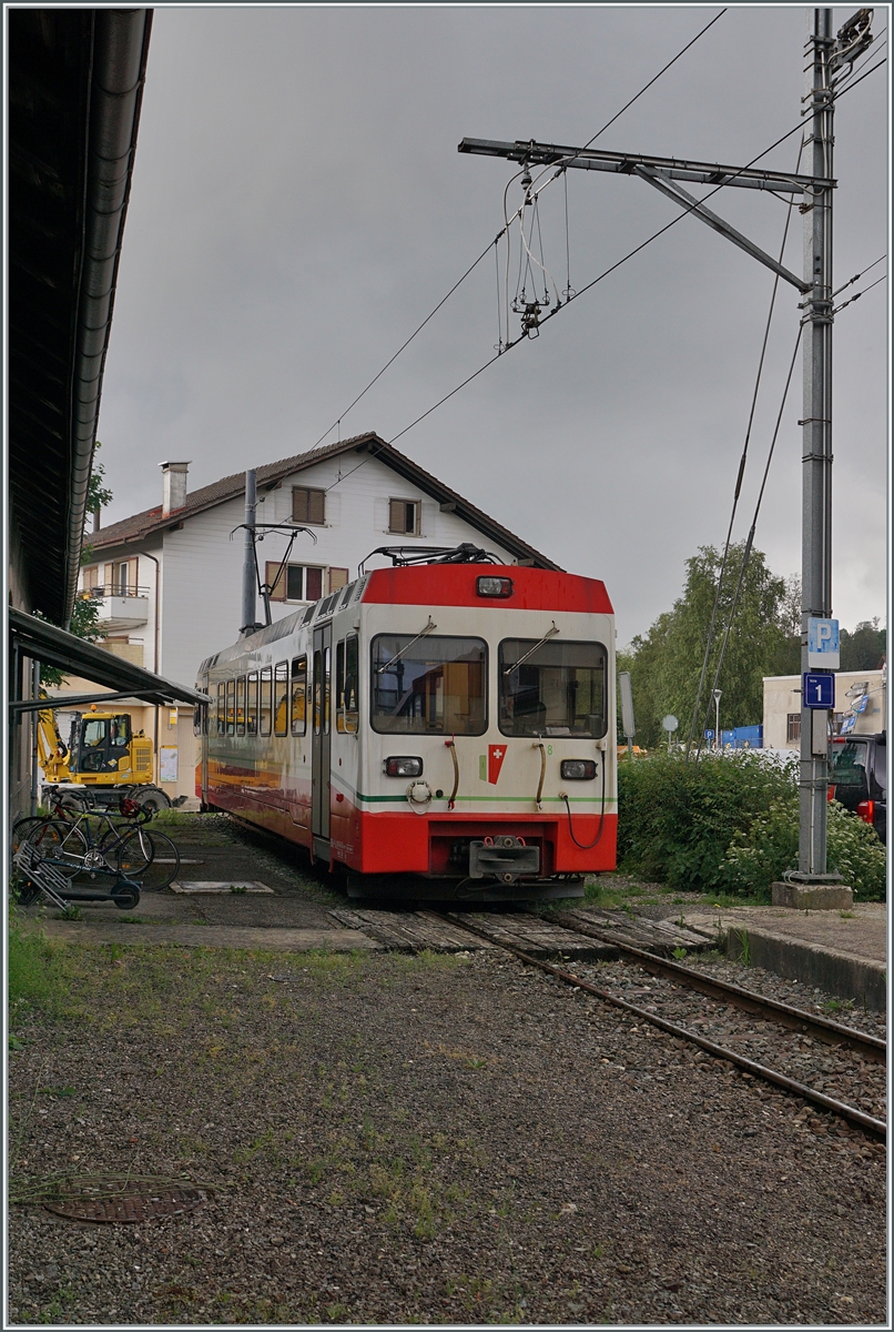 Nachdem der transN (ex cmn) BDe 4/4 N° 6 als Schülerzugrückleistung (R 22 316) Les Ponts de Martel erreicht hat, wird der Triebwagen hinter dem Bahnübergang zum Fahrradabstellplatz kurz abgestellt, da in Kürze der R 22 318 von La Chaux-de-Fonds in Les Ponts de Martel eintreffen wird. In der Folge wird der aus La Chaux de Fonds angekommene Zug nach einer Kurzwende von zwei Minuten nach La Chaux de Fonds zurückfahren und der hier zu sehende BDe 4/4 N° 6 als R 22 321 eine gute halbe Stunde später ebenfalls nach La Chaux de Fonds fahren, so dass es dann in La Sagne zu berühmten Kreuzung der Züge R 22 321 und R 22 320 kommen wird. 26. Juni 2024