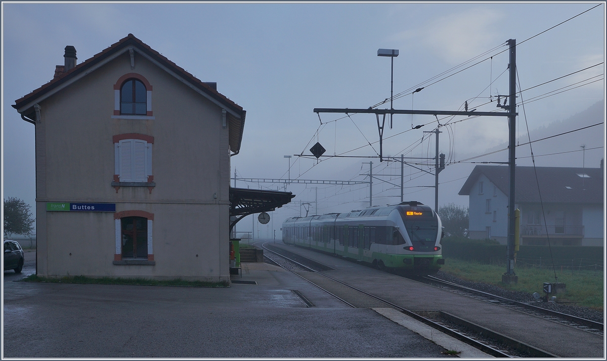 Nachdem der transN RABe 526 074 als Regionalzug 7028 von Neuchâtel kommend in Buttes eingetroffen ist, fährt er als Regionalzug 7033 nach Fleurier zurück. 

5. Nov. 2019