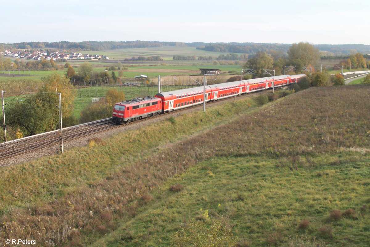 Nachschuss auf 111 224 die ihren RE nach München bei Fahlenbach. 21.10.17