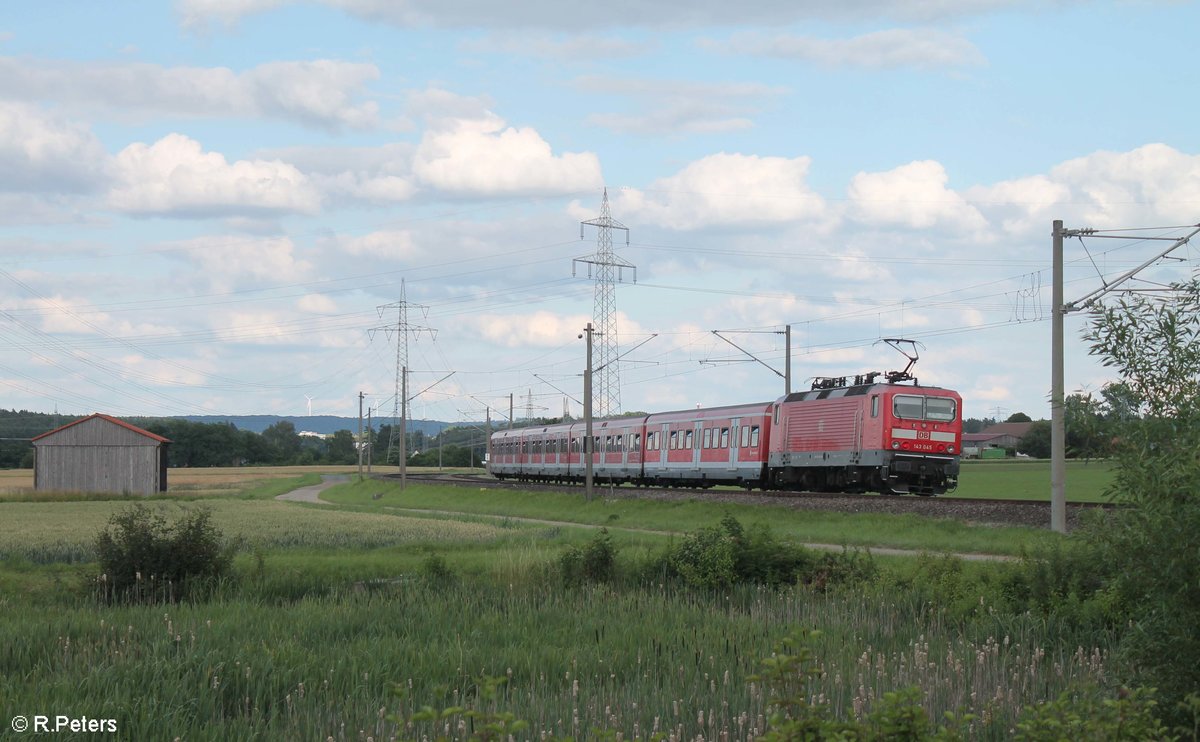 Nachschuss auf 143 045 die ihre S2 39655 Roth - Altdorf bei Nürnberg durch die Kurve zwischen Winkelhaid und Ludersheim schiebt. 03.07.20