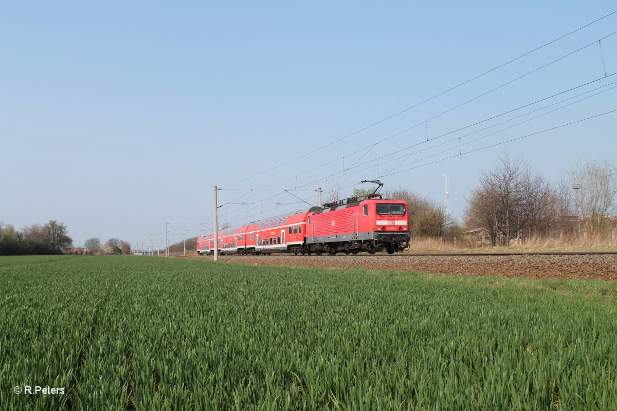 Nachschuss auf 143 171-1 die ihre RB 26 142 Leipzig - Lutherstadt Wittemberg bei Podelwitz schiebt. 29.03.14