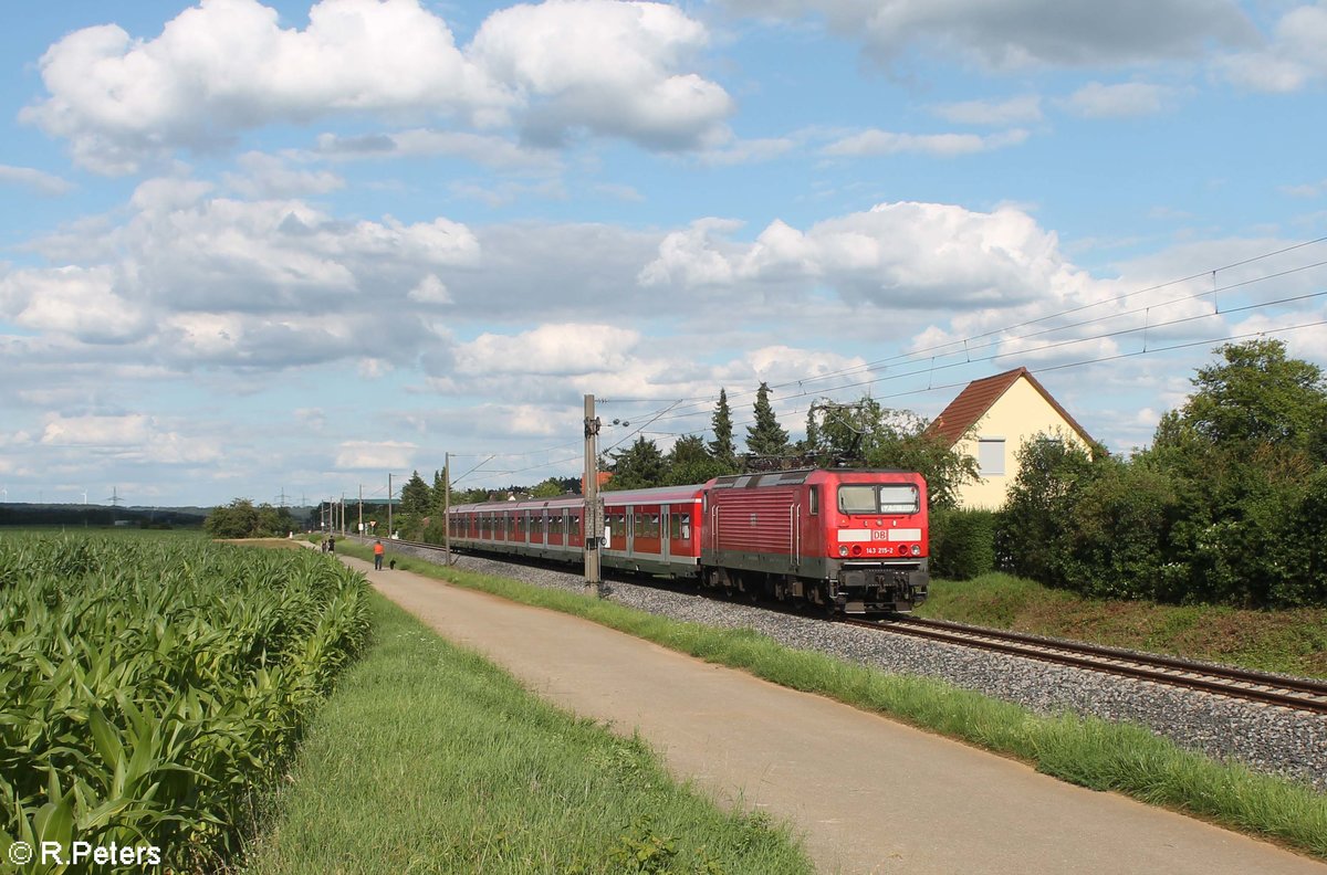 Nachschuss auf 143 215-4 die ihre S2 39647 Roth - Altdorf bei Nürnberg bei Winkelhaid schiebt. 03.07.20