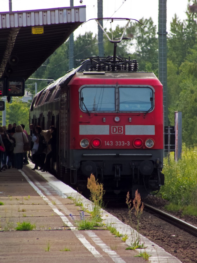 Nachschuss auf 143 333, die den Ersatzzug nachschob. An den hinteren beiden Wagen erkennt man vage Plexiglashauben, die auf das obere Viertel der Oberdeckfenster gesetzt sind. Darunter befinden sich Übersetzfenster, die auf dieser Höhe aufzuschieben sind. Die Hauben dienen als Schutz vor Regen und interessierten Wanderstöcken, die die Oberleitung zu tangieren suchen.