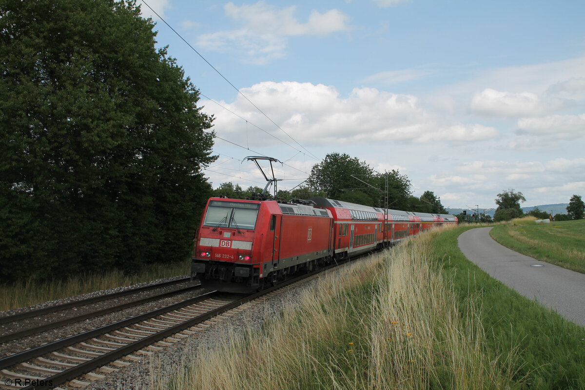 Nachschuss auf 146 232-4 die den RE50 4863 Nürnberg - München schiebt bei Pölling. 16.07.23