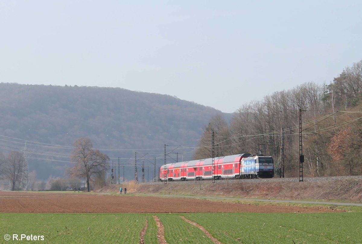 Nachschuss auf 146 247-2 die ihren RE 55 4614 Bamberg - Frankfurt/Main bei Gambach schiebt. 16.03.17