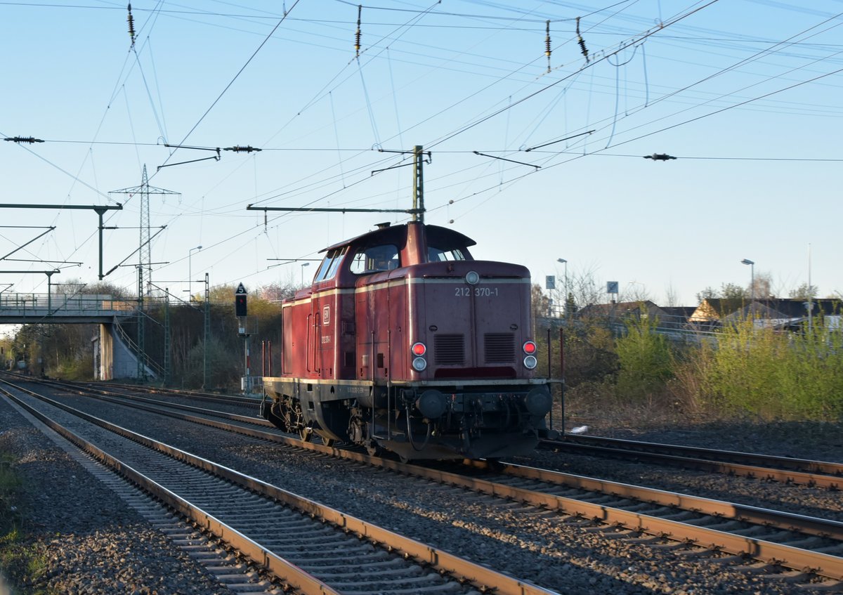 Nachschuß auf die 212 370-1 der EFW bei der Ausfahrt in Ratingen-Lintorf am Montag den 27.3.2017. Sie ist hier in Richtung Entenfang unterwegs. 