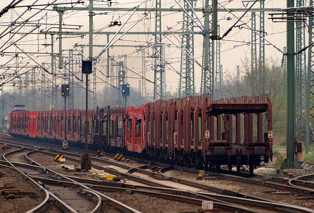 Nachschuss auf die 232 569-4 die hier mit einem leeren Autotransportzug durch HH-Harburg dieselt. 24.04.2010