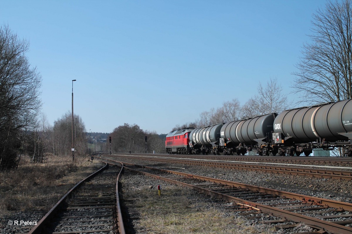 Nachschuss auf 233 357-2 mit dem Kesselzug bei der Ausfahrt in Pechbrunn. 17.03.16