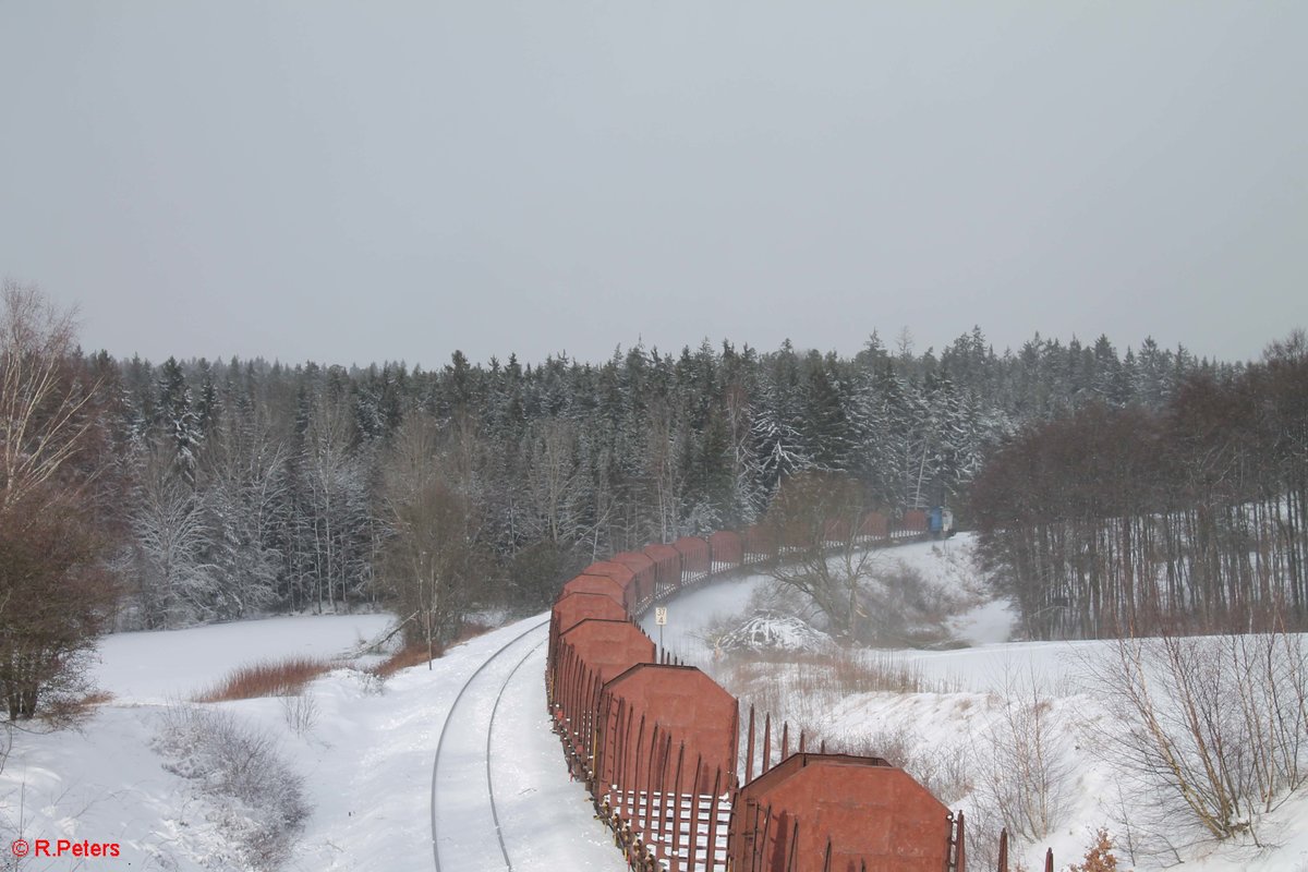 Nachschuss auf 277 005 zieht bei Oberteich einen leer Holzzug nach Cheb . 14.01.17