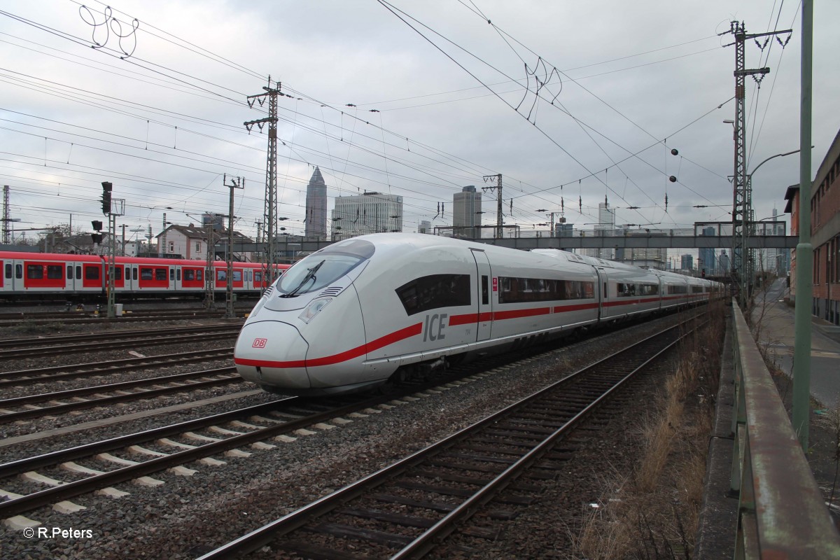 Nachschuss auf 407 004 kommt aus der Abstellgruppe und rollt in Richtung Frankfurt/Main HBF. 23.12.14