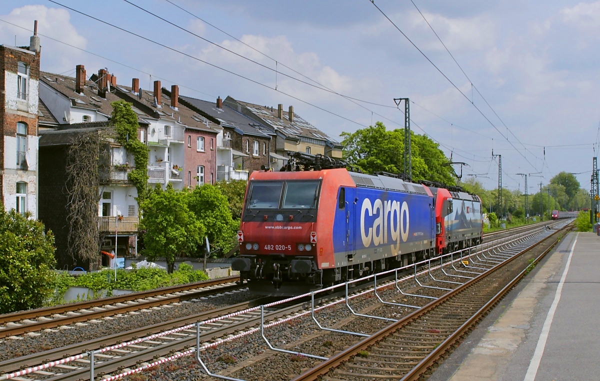 Nachschuss auf das Duo 193 468 und 482 020-5 von SBB Cargo, die am 05.05.2022 den S-Bahn-Haltepunkt Düsseldorf-Oberbilk durchfahren