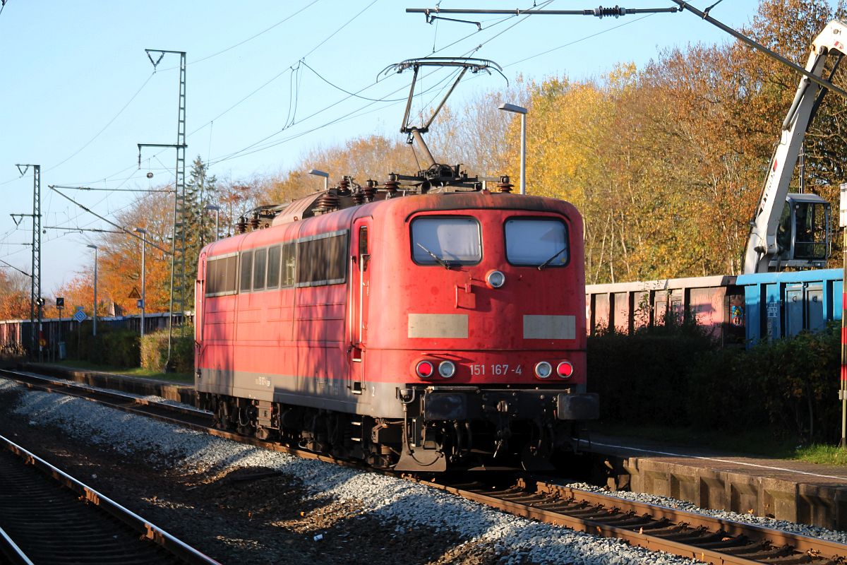 Nachschuß auf EGP 151 167-4 auf der Fahrt nach Flensburg-Weiche in Jübek, im Hintergrund der Bagger für die Entladung des Düngerzuges, 2.11.2021