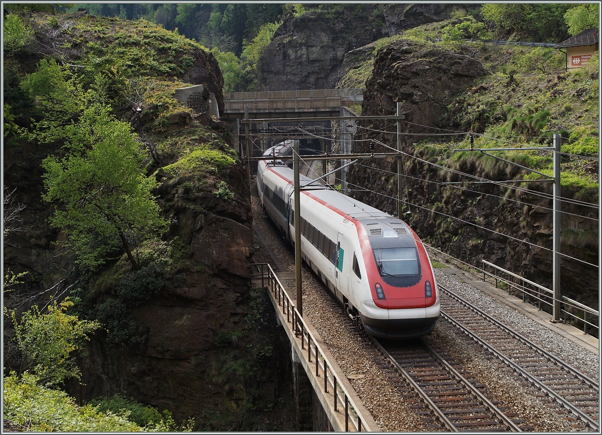 Nachschuss auf den ICN 863 Zürich - Lugano  welcher bei der Blockstelle Piottino die Freggio Brücke über den Ticino verlässt. 
6. Mai 2014 