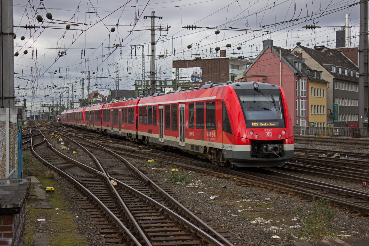 Nachschuss auf die mehr als 160 Meter lange Doppeltraktion aus 620 022 und 031.