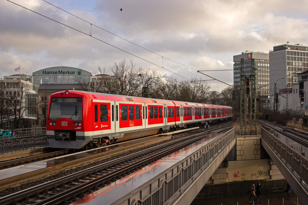 Nachschuss auf den S-Bahn-Triebwagen 474 021. Die Straße unter der Brücke hört auf den schönen Namen Dammtordamm.