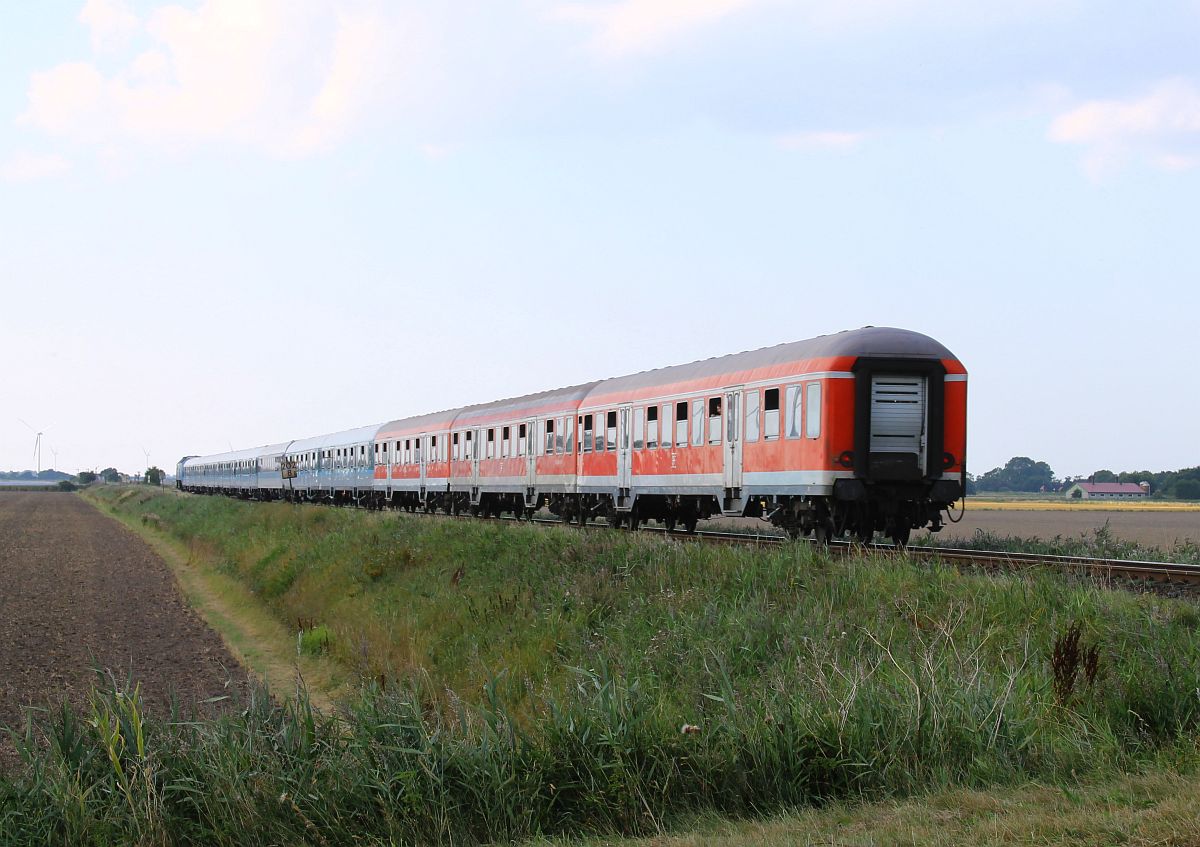 Nachschuß auf den Schülersonderzug Dortmund - Westerland (Sylt) am Bü Triangel 15.08.2022