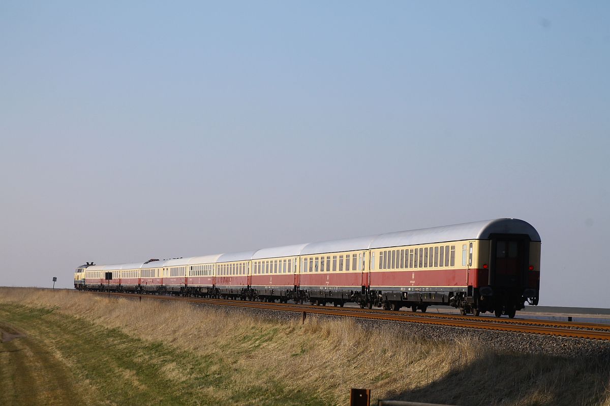 Nachschuß auf die Wagengarnitur des AKE Rheingolds, Wiedingharder Neuer Koog 20.03.2022 