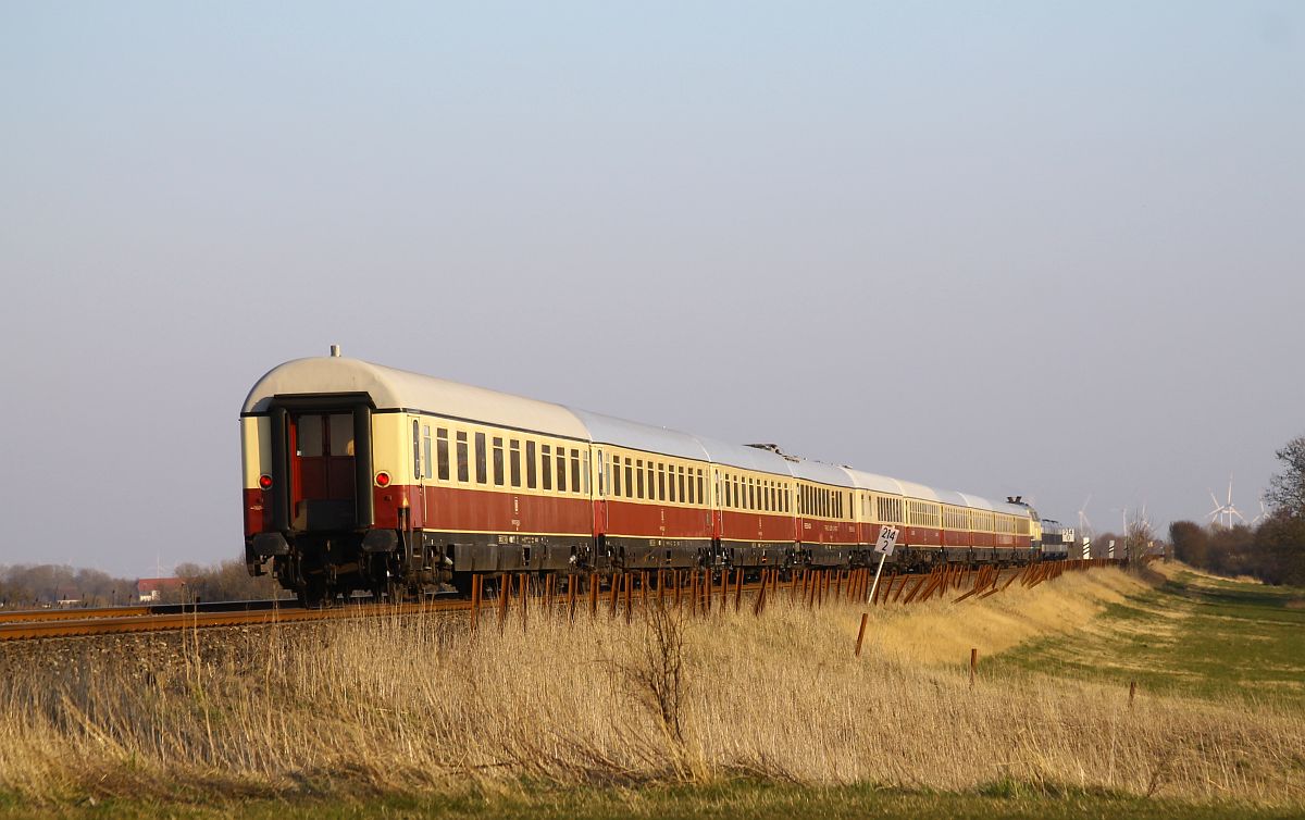 Nachschuß auf die Wagengarnitur des AKE Rheingolds (Lr) Wiedingharder Neuer Koog 20.03.2022