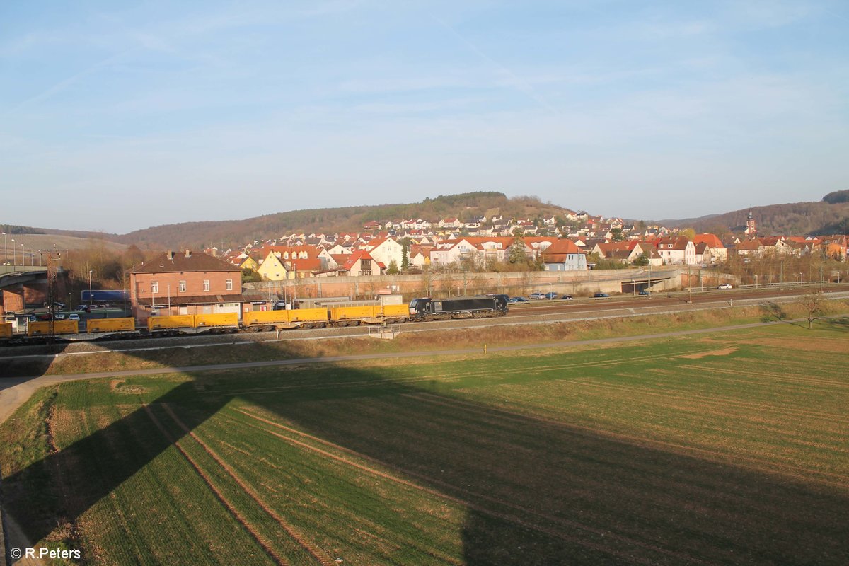 Nachschuss auf X4E 864 alias 193 864 mit dem Abräumzug bei der durchfahrt von Retzbach-Zellingen im Maintal. 16.03.17