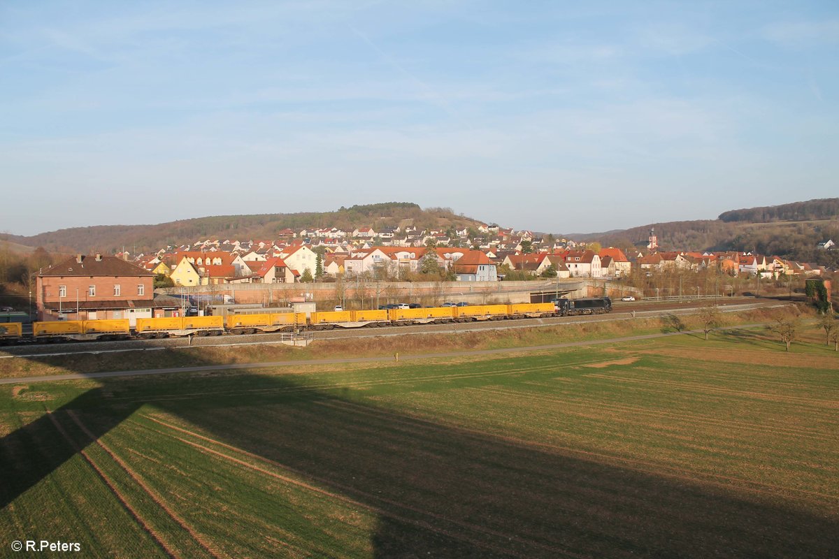 Nachschuss auf X4E 864 alias 193 864 mit dem Abräumzug bei der durchfahrt von Retzbach-Zellingen im Maintal. 16.03.17