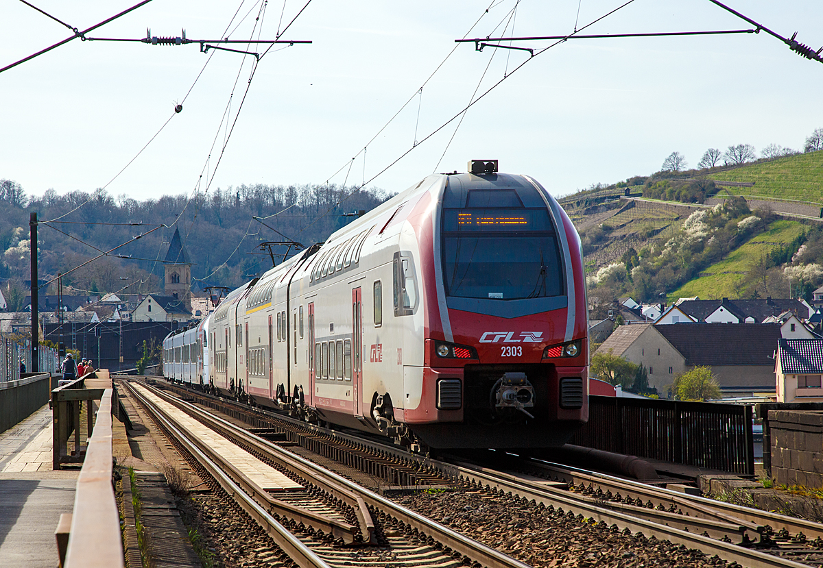 
Nachschuß: Der fünfteilige SÜWEX Stadler FLIRT 3 - 429 614 / 429 114 als RE 1   Südwest-Express  gekuppelt mit dem dreiteiligem CFL Stadler KISS 2303 als RE 11  Benelux-Express  fahren am 25.03.2017 in Koblenz-Moselweiß über die Mosel in Richtung Tier. In Trier werden die Triebzüge dann geflügelt, der Stadler FLIRT 3 fährt dann weiter via Saarbrücken und Kaiserslautern nach Mannheim, CFL Stadler KISS 2303 via Igel und Wasserbillig nach Luxembourg.