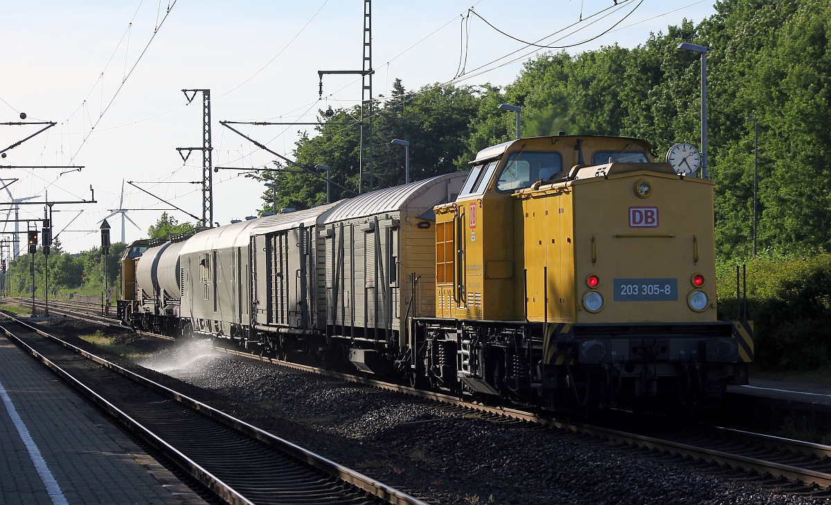 Nachschuss trotz Gegenlicht auf den Bauz 29686 mit 203 306 und 203 305 und dem Bayer Spritzzug in Jübek. 01.06.2017