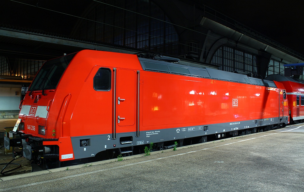 Nachtruhe.....146 206-8 abgestellt im Hbf Karlsruhe. 01.06.2012