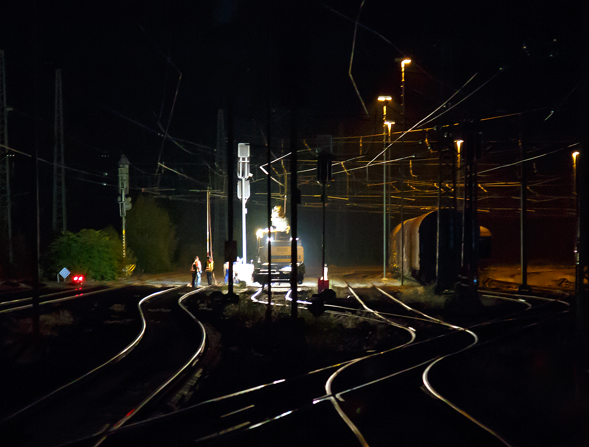 
Nachts fahren hier keine Personnenzüge mehr, so kann man hier neue Signale stellen.....
Ein Blick auf das Vorfeld von Betzdorf(Sieg) in der Nacht vom 09. auf den 10.06.2015.