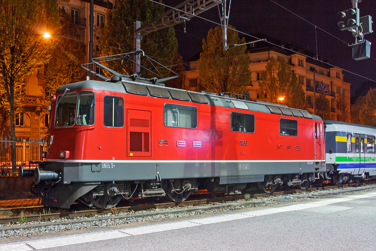 Nachtschwärmereien - Die SBB Re 4/4  - 11136 ist am 29.09.2012 (3:40 Uhr) im Bahnhof Luzern mit einem Zug des Voralpen-Express (VAE) abgestellt.

Die SBB Re 4/4II (Re 420) sind Universallokomotiven und kommen dementsprechend vor Reisezügen wie auch Güterzügen zum Einsatz. Die Re 4/4II ist mit 277 abgelieferten Lokomotiven die bisher größte Triebfahrzeugserie in der Schweiz. Alle Lokomotiven sind mit der Vielfachsteuerung VST IIId ausgerüstet.

Die Re 4/4II ist eine vierachsige, viermotorige Lokomotive auf zwei Drehgestellen. Die Radsätze sind über Schraubenfedern am Drehgestellrahmen abgestützt. Das Drehgestell ist sekundär mit Schraubenfedern (ursprünglich Gummifedern) tief angehängt am Lokomotivkasten abgestützt.

Die Zugkraftübertragung erfolgt über Tiefzugstangen von den Drehgestellen an den Lokomotivkasten.

Um einen besseren Kurveneinlauf des nachlaufenden Drehgestells zu ermöglichen, wurde zwischen den zwei Drehgestellen eine elastische Querkupplung eingebaut.

Die Lokomotiven der ersten Bauserie (11107–11155) weisen wie die Prototypen nur einen Stromabnehmer auf.

Technische Daten:
Spurweite:  1.435 mm (Normalspur)
Achsfolge:  Bo'Bo'
Gebaute Stückzahl:  277
Hersteller: SLM / BBC / MFO / SAAS 
Dienstgewicht: 80 t
Länge über Puffer: 14.900 mm (1. Bauserie)
Drehzapfenabstand:  7.900 mm
Achsabstand im Drehgestell: 2.800 mm
Treibraddurchmesser: 	1.235 mm
Breite:  2.970 mm
Höhe:  4.500 mm
Leistung: 4.700 kW (6.320 PS)
Stundenzugkraft: 167 kN
Anfahrzugkraft: 255 kN
Höchstgeschwindigkeit: 140 km/h
Stromsystem:  15 kV, 16,7 Hz AC
